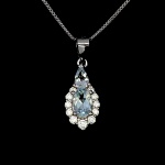 Majestoso colar em prata de lei espessurada a ouro branco, design exclusivo de excepcional ourivesaria. Pingente com preciosas Águas Marinhas extra de 6.0 x 4.0 e 4.0 x 3.0 mm, clássicas lapidações oval e gota brilhante, adornadas por rico trabalho, fino acabamento e bela coroa de Topázios extra brancos de lapidação brilhante. Perfeito estado de conservação, sem uso. Corrente com clássica veneziana, mede 45 cm, pingente 2,0 x 0,6 cm. Origem África e Brasil.
