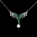 Majestoso colar em prata de lei espessurada a ouro branco, design moderno floral exclusivo de excepcional ourivesaria com preciosa cravação de Esmeraldas extra de 5.0 x 3.0 mm, clássica lapidação gota brilhante, adornadas por rico trabalho com Topázios extra brancos de lapidações gota e diamante e fino acabamento com linda Pérola de 6.0 mm. Perfeito estado de conservação, sem uso. Mede aprox 49 cm de comprimento, pingente 4,0 cm. Origem Colômbia, África e Tailândia.