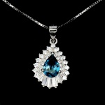 Belíssimo colar em prata de lei espessurada a ouro branco, design exclusivo de excepcional ourivesaria. Pingente com precioso Topázio London blue extra de 7.0 x 5.0 mm, clássica lapidação pera brilhante, adornado por rico trabalho e fino acabamento com majestosas coroas de Zirconias extra brancas de lapidações baguete e diamante. Perfeito estado de conservação, sem uso. Corrente com clássica malha veneziana, mede 45 cm, pingente 2,0 x 1,2 cm. Origem África.