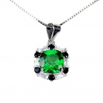 Lindo colar em prata de lei espessurada a ouro branco, design exclusivo de excepcional ourivesaria. Pingente com precioso Topázio Green extra de 6.0 mm, clássica lapidação almofada brilhante, adornado por rico trabalho e fino acabamento com elegante coroa de Black Spinel e Zirconias de lapidações diamante e baguete. Perfeito estado de conservação, sem uso. Corrente com clássica malha elo português, mede 45 cm, pingente 1,6 x 1,0 cm. Origem África.