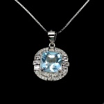 Belíssimo colar em prata de lei espessurada a ouro branco, design exclusivo de excepcional ourivesaria. Pingente com precioso Topázio Sky blue extra de 8.0 mm, clássica lapidação almofada brilhante, adornado por rico trabalho e fino acabamento com majestosas coroas de Zirconias extra brancas de lapidações baguete e diamante. Perfeito estado de conservação, sem uso. Corrente com clássica malha veneziana, mede 45 cm, pingente 2,0 x 1,4 cm. Origem África.