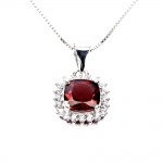 Belíssimo colar em prata de lei espessurada a ouro branco, design exclusivo de excepcional ourivesaria. Pingente com preciosa Granada Rodolita extra de 7.0 mm, clássica lapidação almofada brilhante, adornada por rico trabalho e fino acabamento com majestosa coroa de Zirconias extra brancas. Perfeito estado de conservação, sem uso. Corrente com clássica malha veneziana, mede 45 cm, pingente 1,8 x 1,0 cm. Origem Moçambique, África.
