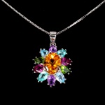 Majestoso colar em prata de lei espessurada a ouro branco, design exclusivo de excepcional ourivesaria. Pingente com precioso Citrino extra de 8.0 x 6.0 mm, clássica lapidação oval brilhante, adornado por rico trabalho, fino acabamento e belíssima coroa de Topázios, Ametistas e Turmalinas de lapidação gota brilhante. Perfeito estado de conservação, sem uso. Corrente com clássica malha veneziana, mede 45 cm, pingente 2,2 x 1,4 cm. Origem África e Brasil.