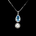 Elegante colar em prata de lei espessurada a ouro branco, design exclusivo de excepcional ourivesaria. Pingente com belo Topázio Swiss blue de 7.0 x 5.0 mm, clássica lapidação pera brilhante, adornado por bela coroa de Zirconias extra brancas, rico trabalho e linda Pérola de 6.0 mm. Perfeito estado de conservação, sem uso. Corrente com clássica malha veneziana, mede 45 cm, pingente 2,6 x 0,8 cm. Origem África e Tailândia.