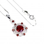 Belíssimo colar em prata de lei espessurada a ouro branco, design exclusivo de excepcional ourivesaria. Pingente com preciosa Granda Rodolita de 7.0 mm, clássica lapidação diamante, adornada por rico trabalho e fino acabamento com elegantes coroas de Topázios extra brancos e Rodolitas de lapidação brilhante. Perfeito estado de conservação, sem uso. Corrente com clássica malha veneziana, mede 45 cm, pingente 2,8 x 1,4 cm. Origem Moçambique e África.
