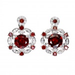 Belíssimo par de brincos em prata de lei espessurada a ouro branco, design exclusivo de excepcional ourivesaria com preciosa Granda Rodolita de 7.0 mm, clássica lapidação diamante, adornada por rico trabalho e fino acabamento com elegantes coroas de Topázios extra brancos e Rodolitas de lapidação brilhante. Perfeito estado de conservação, sem uso. Medem 2,0 x 1,4 cm. Origem Moçambique e África.
