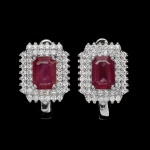 Belíssimo par de brincos em prata de lei espessurada a ouro branco, design exclusivo de excepcional ourivesaria com precioso Rubi extra de 7.0 x 5.0 mm, clássica lapidação octogonal brilhante, adornado por rico trabalho e fino acabamento com majestosas coroas de Zirconias extra brancas. Perfeito estado de conservação, sem uso. Medem 1,6 x 1,0 cm. Origem Moçambique.
