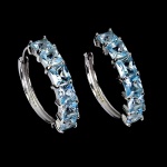 Belíssimo par de brincos em prata de lei espessurada a ouro branco, design exclusivo de excepcional ourivesaria com preciosa cravação de Topázios Sky blue de 4.0 mm, clássica lapidação quadrada brilhante, adornados por rico trabalho e fino acabamento. Perfeito estado de conservação, sem uso. Medem 2,2 x 0,4 cm. Origem África.