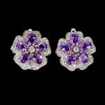 Belíssimo par de brincos em prata de lei espessurada a ouro branco, design moderno floral exclusivo de excepcional ourivesaria com preciosa cravação de Ametistas de 4.0 x 3.0 mm, clássica lapidação oval brilhante, adornadas por rico trabalho e majestosa coroa de Zirconias extra brancas. Perfeito estado de conservação, sem uso. Medem 1,4 x 1,2 cm. Origem Uruguai e África.