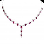 Majestoso colar em prata de lei espessurada a ouro branco, design moderno exclusivo de excepcional ourivesaria com preciosa cravação de Granadas Rodolita extra de 7.0 x 5.0, 6.0 x 4.0 e 5.0 x 3.0 mm, clássica lapidação esmeralda brilhante, adornadas por rico trabalho e belas coroas de Zirconias extra brancas com fino acabamento. Perfeito estado de conservação, sem uso. Mede aprox 47 cm de comprimento, pingente 3,5 x 0,8 cm. Origem Moçambique, África.