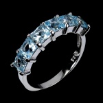Belíssimo anel em prata de lei espessurada a ouro branco, design exclusivo de excepcional ourivesaria com preciosa cravação de Topázios Sky blue de 4.0 mm, clássica lapidação quadrada brilhante, adornados por rico trabalho e fino acabamento. Perfeito estado de conservação, sem uso. Aro mede 1,8 cm, armação 2,2 x 0,4 cm. Origem África.