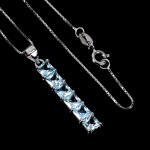 Belíssimo colar em prata de lei espessurada a ouro branco, design exclusivo de excepcional ourivesaria. Pingente com preciosa cravação de Topázios Sky blue de 4.0 mm, clássica lapidação quadrada brilhante, adornados por rico trabalho e fino acabamento. Perfeito estado de conservação, sem uso. Corrente com clássica malha veneziana, mede 45 cm, pingente 3,2 x 0,4 cm. Origem África.