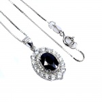 Majestoso colar em prata de lei espessurada a ouro branco, design exclusivo de excepcional ourivesaria. Pingente com preciosa Safira extra de 8.0 x 6.0 mm, clássica lapidação oval brilhante, adornada por rico trabalho, fino acabamento e majestosas coroas de Topázios extra brancos de lapidação brilhante. Perfeito estado de conservação, sem uso. Corrente com clássica malha veneziana, mede 45 cm, pingente 2,2 x 1,2 cm. Origem Moçambique, África.