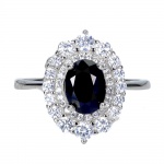 Majestoso anel em prata de lei espessurada a ouro branco, design exclusivo de excepcional ourivesaria. Pingente com preciosa Safira extra de 8.0 x 6.0 mm, clássica lapidação oval brilhante, adornada por rico trabalho, fino acabamento e majestosas coroas de Topázios extra brancos de lapidação brilhante. Perfeito estado de conservação, sem uso. Aro mede 1,8 cm, armação 1,6 x 1,2 cm. Origem Moçambique, África.