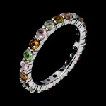 CLÁSSICO ANEL ALIANÇA TOTAL EM PRATA DE LEI ESPESSURADA A OURO BRANCO, DESIGN EXCLUSIVO DE EXCEPCIONAL OURIVESARIA COM PRECIOSA CRAVAÇÃO DE TURMALINAS MULTI COLORIDAS DE 2.5 MM, CLÁSSICA LAPIDAÇÃO BRILHANTE, ADORNADAS POR RICO TRABALHO E FINO ACABAMENTO. PERFEITO ESTADO DE CONSERVAÇÃO, SEM USO. ARO MEDE 1,8 CM. ORIGEM NIGÉRIA.