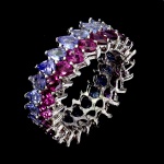 CLÁSSICA E MAJESTOSA ALIANÇA TOTAL EM PRATA DE LEI ESPESSURADA A OURO BRANCO, DESIGN EXCLUSIVO DE EXCEPCIONAL OURIVESARIA COM PRECIOSA CRAVAÇÃO DE TANZANITAS E RODOLITAS DE 4.0 X 3.0 MM, CLÁSSICA LAPIDAÇÃO GOTA BRILHANTE, ADORNADAS POR RICO TRABALHO E FINO ACABAMENTO. PERFEITO ESTADO DE CONSERVAÇÃO, SEM USO. ARO MEDE 2,0 CM, ARMAÇÃO 2,6 X 0,8 CM. ORIGEM TANZÂNIA E MOÇAMBIQUE.