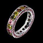 CLÁSSICA E MAJESTOSA ALIANÇA TOTAL EM PRATA DE LEI ESPESSURADA A OURO BRANCO, DESIGN EXCLUSIVO DE EXCEPCIONAL OURIVESARIA COM PRECIOSA CRAVAÇÃO DE TURMALINAS MULTI COLORIDAS DE 3.0 MM, CLÁSSICA LAPIDAÇÃO BRILHANTE, ADORNADAS POR RICO TRABALHO E FINO ACABAMENTO NO ARO COM GRANADAS RODOLITAS DE LAPIDAÇÃO DIAMANTE. PERFEITO ESTADO DE CONSERVAÇÃO, SEM USO. ARO MEDE 1,8 CM, ARMAÇÃO 2,2 X 0,4 CM. ORIGEM NIGÉRIA E MOÇAMBIQUE.