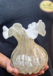 Belíssima e elegante grande trouxa, executada em vidro artístico de Murano de excelente qualidade, feitio com bolhas, pó de ouro e charmosa borda, linda tonalidade. Perfeito estado de conservação. Mede aproximadamente 18,5 cm de altura x 15,5 cm de largura da borda aproximadamente.