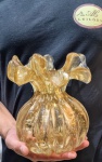 Belíssima e elegante grande trouxa, executada em vidro artístico de Murano de excelente qualidade, feitio com bolhas, pó de ouro e charmosa borda, linda tonalidade. Perfeito estado de conservação. Mede aproximadamente 18,5 cm de altura x 15,5 cm de largura da borda aproximadamente.