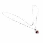 Belíssimo colar em prata de lei espessurada a ouro branco, design exclusivo de excepcional ourivesaria. Pingente com preciosa Granada Rodolita extra de 7.0 mm, clássica lapidação almofada brilhante, adornada por rico trabalho e fino acabamento com majestosa coroa de Zirconias extra brancas. Perfeito estado de conservação, sem uso. Corrente com clássica malha veneziana, mede 45 cm, pingente 1,8 x 1,0 cm. Origem Moçambique, África.