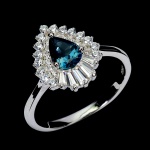 Belíssimo anel em prata de lei espessurada a ouro branco, design exclusivo de excepcional ourivesaria com precioso Topázio London blue extra de 7.0 x 5.0 mm, clássica lapidação pera brilhante, adornado por rico trabalho e fino acabamento com majestosas coroas de Zirconias extra brancas de lapidações trapézio e diamante. Perfeito estado de conservação, sem uso. Aro mede 1,8 cm, armação 1,4 x 1,2 cm. Origem África.