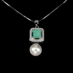 Lindo colar em prata de lei espessurada a ouro branco, design exclusivo de excepcional ourivesaria. Pingente com bela Esmeralda de 5.0 x 5.0 mm, clássica lapidação quadrada  brilhante, adornada por elegante coroa de Zirconias extra brancas, rico trabalho e Pérola de 7.0 mm. Perfeito estado de conservação, sem uso. Corrente com clássica malha veneziana, mede 46 cm, pingente 2,4 x 1,0 cm. Origem África e Tailândia.