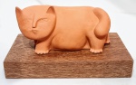 INOS CORRADIN com certificado - ´´GATO´´ - Belíssima e grande escultura em terracota patinada de excelente qualidade escultórica, representando linda e expressiva figura felina, elegantemente montada sobre base de pesada madeira nobre. Assinado Inos. Perfeito estado de conservação. Mede 18 cm de altura x 34 x 20 cm da base. Acompanha certificado de autenticidade emitido pelo artista e registrado em cartório. NOTA: Artista premiado e catalogado.1929 Nasce em 14 de novembro, em Vogogna, Piemonti, Itália.
