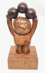 INOS CORRADIN com certificado - ''Equilibrista'' - Clássica e belíssima escultura em terracota patinada de excelente qualidade escultórica, elegantemente montada sobre base alta e exclusiva de pesada madeira nobre. Assinado Inos. Perfeito estado de conservação. Mede aprox 26 x 13 x 13 cm. Acompanha certificado de autenticidade emitido pelo artista e registrado em cartório. NOTA: Artista premiado e catalogado.1929 Nasce em 14 de novembro, em Vogogna, Piemonti, Itália. Com alguns meses seus pais transferem-se para Montreaux, Suíça Francesa, onde permanece até os 5 anos de idade. Depois, volta para a Itália, em Castelbado, Província de Padova, terra de seus pais, onde passa a infância e juventude. 1945 estuda pintura com o professor Tardivello. 1947Colabora com o pintor Pendini na execução de um mural alusivo aos mártires da resistência italiana, em Castelbaldo, Padova Itália. 1950Chega ao Brasil, estabelecendo-se em Jundiaí, São Paulo. 1951Conhece o pintor argentino Osvaldo Navarro que dirige o Atelier Cooperativa Politone na Vila Mariana, São Paulo. É convidado a fazer parte do núcleo artístico do qual participam, entre outros, os pintores: Ian Woronieki e Geraldo Trindade Leal e mais cinco pintores. 1952Convidado a participar do II Salão Paulista de arte moderna de São Paulo. 1953Chega a Salvador da Bahia com o pintor Trindade Leal. Conhece o grupo artístico baiano da época: Mário Cravo Júnior, Rubens Valentin, Aguinaldo dos Santos, Caribè, Raimundo de Oliveira, Pancetti, Jenner Augusto, Wilson Rocha e Mirabeau Sampaio, o crítico Wilson Rocha e o cantor e compositor Dorival Caymmi. 1954Convidado a participar do Salão Nacional de Arte Moderna do Rio de Janeiro.Osvaldo Gil Navarro o convida a participar da equipe de cenógrafos do Ballet do IV Centenário de São Paulo. Executa cenários para ballet e peças teatrais para Rugero Giacobbi e Aldo Cravo.1955Continua ativo como cenógrafo. 1957Começa uma nova fase de sua vida. Chega a Ibiúna, São Paulo, onde pinta e trabalha com os madeireiros que na época tinham na madeira sua principal fonte de economia, de onde extraia madeira para sua pequena fábrica de brinquedos. Nesta cidade, conhece o seu primeiro e mais importante marchand: Américo Reisfeld, que após cessar suas atividades é sucedido por seu genro, o Sr. Josef Bar-Tzion, que o representa em diversas exposições internacionais. 1960Casa-se com Maria Helena Rolin Carmelo com a qual teve três filhos. 1976É representado pela Sra. Carla Surian Albori com exclusividade européia. 1977Faz sua primeira exposição individual na Galeria de Arte André São Paulo, hoje denominada Nova André Galeria, onde trabalhou com exclusividade para André Blau, desde o começo da década de 60. 1979Contratado para pintar um cenário 8 x 11m para o teatro de Rovigo Itália 1990A Prefeitura de Jundiaí adquire 5 obras, com motivos religiosos, que estão expostos no Velório Municipal Adamastor Fernandes. 1993A Prefeitura Municipal de Jundiaí lhe presta uma homenagem pelos seus 40 Anos de Pintura, organizando uma exposição retrospectiva no Paço Municipal Nova Jundiaí, com obras emprestadas por inúmeros colecionadores. 1997Lança o livro La Visione Incantata na Nova André Galeria, em S.Paulo, com uma exposição. (livro lançado simultaneamente no Brasil e na Europa), lançado por Edas Edizioni DArte Surian. 2001Lança seu livro Venticinque Anni di mostre in Europa, lançado por Edas Edizioni DArte Surian. 2002A Companhia Italiana Costa Navegações lança ao mar o navio Costa Atlântica em Veneza e o contrata para decorar suas cabines com 800 serigrafias e 42 óleos sobre tela.Passa a fazer parte dos anais da Câmara Federal com discurso feito pelo Deputado Federal André Benassi ressaltando sua importância na pintura no Brasil e exterior. 2004Comemora 50 anos de pintura com uma super exposição no Hotel Intercontinental, na Al.Santos em S.Paulo, onde lançou seu livro 50 Anos de Pintura, editado por Auderi Martins. 2005É solicitado pela Prefeitura Municipal de Jundiaí, através do Prefeito Ary Fossen para criar um selo comemorativo dos 350 anos da cidade. Este selo também foi lançado pela Empresa Brasileira de Correios e Telégrafos. 2006É homenageado pela Associação Terapêutica de Estimulação Auditiva e Linguagem - ATEAL, juntamente com a Prefeitura Municipal de Jundiaí, em função de sua benemerência com as crianças assistidas dessa ONG, que inclusive reproduziram de forma singular algumas de suas obras. 2007Pinta o óleo sobre tela Tributo à Serra do Japi (l,80 x 9,00m), cuja réplica transformada num painel de 9,00 e 4,5 metros, encontra-se em exposição permanente na Rodoviária de Jundiaí, a convite do Prefeito Ary Fossen. 2008Lançamento do documentário INOS que traça um panorama de sua vida artística nos seus 56 anos de carreira, bem como curiosidades de sua vida pessoal. 2009Ano em que Inos completa 80 anos. As comemorações começaram em maio, na Itália, onde ele foi homenageado pela Prefeitura de Padova, através do Prefeito Flavio Zanonato, com uma exposição num Palácio Medieval do século XVI, na Salla della Gran Guardia na Piazza dei Signori.Em setembro, Inos fecha as comemorações com uma grande exposição na Nova André Galeria, onde trabalhou com exclusividade por 30 anos. Inos retorna à sua velha casa, depois de percorrer um longo caminho com mais de 200 exposições internacionais.Ainda em 2009,lança a 2ª edição do livro 50 Anos de Pintura com uma noite de autógrafos na Livraria da Vila, Al.Lorena em S.Paulo; 2010A Prefeitura de Jundiaí, por iniciativa do prefeito, Sr. Miguel Haddad, presta-lhe uma homenagem pelos seus 80 anos com uma exposição de esculturas e fotos de sua carreira ao lado de familiares e celebridades do mundo das artes, da música e da política nacional e internacional. O momento mais emocionante da homenagem foi o espetáculo musical, organizado por sua assessora Sandra Carnio, chamado Um concerto para Inos com músicas que retrataram momentos marcantes da vida do pintor, tendo à frente a cantora Clarina Fasanaro e músicos convidados.A convite do artista Ivald Granato passa a integrar o Grupo dos Onze (G11). O referido grupo é composto de renomados artistas da atualidade, dentre eles Cláudio Tozzi, Mario Gruber, Peticov, entre outros.A escultura O Saxofonista é escolhida para premiar sessenta grandes nomes da indústria musical brasileira no evento Expo Show Business, promovido por Tom Gomes. Dentre os premiados, Dody Serena, empresário do cantor Roberto Carlos, Guto Graça Mello, produtor musical da TV Globo, Marcelo Castello Branco, presidente da gravadora EMI e José Celso Guida, diretor geral da gravadora Biscoito Fino. 2011É homenageado com a exposição Gabinete de Arte Inos Corradin na Câmara Federal Brasília - DF , por ocasião do Momento Itália/Brasil. Inos que chegou ao Brasil na década de 50 é um símbolo da ligação e amizade entre brasileiros e italianos. 2013É homenageado na cidade de Padova - Itália, com o prêmio "Città di Padova 2013" pela sua trajetória artística.