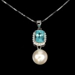Lindo colar em prata de lei espessurada a ouro branco, design exclusivo de excepcional ourivesaria. Pingente com bela Apatita de 7.0 x 5.0 mm, clássica lapidação almofada brilhante, adornada por elegante coroa de Zirconias extra brancas, rico trabalho e Pérola de 7.0 mm. Perfeito estado de conservação, sem uso. Corrente com clássica malha veneziana, mede 45 cm, pingente 2,4 x 0,8 cm. Origem África e Tailândia.