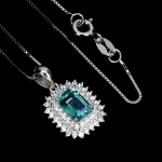 Belíssimo colar em prata de lei espessurada a ouro branco, design exclusivo de excepcional ourivesaria. Pingente com precioso Topázio Green extra de 7.0 x 5.0 mm, clássica lapidação octogonal brilhante, adornado por rico trabalho e fino acabamento com majestosas coroas de Zirconias extra brancas. Perfeito estado de conservação, sem uso. Corrente com clássica malha veneziana, mede 45 cm, pingente 1,8 x 1,0 cm. Origem África.