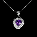 Belíssimo colar em prata de lei espessurada a ouro branco, design exclusivo de excepcional ourivesaria. Pingente com preciosa Ametista extra de 6.0 mm, clássica lapidação coração brilhante, adornada por rico trabalho e fino acabamento com majestosas coroas de Zirconias extra brancas. Perfeito estado de conservação, sem uso. Corrente com clássica malha veneziana, mede 45 cm, pingente 1,8 x 1,0 cm. Origem África.