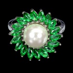 Belíssimo anel em prata de lei espessurada a ouro branco, design moderno exclusivo com linda Pérola de 7.0 mm, adornada por rico trabalho, fino acabamento e majestosas coroa de preciosos Topázios green de 4.0 x 2.0 mm lapidação marquise brilhante. Perfeito estado de conservação, sem uso. Aro mede 1,7 cm, armação 1,8 cm. Origem Tailândia e África.