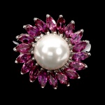 Belíssimo anel em prata de lei espessurada a ouro branco, design moderno exclusivo com linda Pérola de 7.0 mm, adornada por rico trabalho, fino acabamento e majestosas coroa de preciosas Granadas Rodolitas de 4.0 x 2.0 mm lapidação marquise brilhante. Perfeito estado de conservação, sem uso. Aro mede 1,7 cm, armação 1,8 cm. Origem Tailândia e Moçambique.