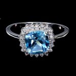 Belíssimo anel em prata de lei espessurada a ouro branco, design exclusivo de excepcional ourivesaria com precioso Topázio Sky blue extra de 7.0 mm, clássica lapidação almofada brilhante, adornado por rico trabalho e fino acabamento com majestosa coroa de Zirconias extra brancas de lapidação diamante. Perfeito estado de conservação, sem uso. Aro mede 1,8 cm, armação 1,0 cm. Origem África.