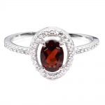 Elegante anel em prata de lei espessurada a ouro branco , design exclusivo de excepcional ourivesaria com linda Granada Rodolita de 7.0 x 5.0 mm , clássica lapidação oval brilhante, adornada por bela coroa de Zirconias extra brancas e fino acabamento no aro. Perfeito estado de conservação, sem uso. aro mede 1,9 cm, armação 1,0 x 1,2 cm. Origem Moçambique, África.