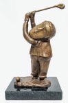 INOS CORRADIN com certificado - ''Golfista'' - 73 de 100 - Raríssima e belíssima escultura em bronze patinado de excelente fundição e qualidade escultórica, elegantemente montada sobre base de granito preto. Assinado Inos numerado 73 de 100. Perfeito estado de conservação. Mede 20 x 12 x 10cm. Acompanha certificado de autenticidade emitido pelo artista e registrado em cartório. NOTA: Artista premiado e catalogado.1929 Nasce em 14 de novembro, em Vogogna, Piemonti, Itália. Com alguns meses seus pais transferem-se para Montreaux, Suíça Francesa, onde permanece até os 5 anos de idade. Depois, volta para a Itália, em Castelbado, Província de Padova, terra de seus pais, onde passa a infância e juventude. 1945Estuda pintura com o professor Tardivello. 1947Colabora com o pintor Pendini na execução de um mural alusivo aos mártires da resistência italiana, em Castelbaldo, Padova Itália. 1950Chega ao Brasil, estabelecendo-se em Jundiaí, São Paulo. 1951Conhece o pintor argentino Osvaldo Navarro que dirige o Atelier Cooperativa Politone na Vila Mariana, São Paulo. É convidado a fazer parte do núcleo artístico do qual participam, entre outros, os pintores: Ian Woronieki e Geraldo Trindade Leal e mais cinco pintores. 1952Convidado a participar do II Salão Paulista de arte moderna de São Paulo. 1953Chega a Salvador da Bahia com o pintor Trindade Leal. Conhece o grupo artístico baiano da época: Mário Cravo Júnior, Rubens Valentin, Aguinaldo dos Santos, Caribè, Raimundo de Oliveira, Pancetti, Jenner Augusto, Wilson Rocha e Mirabeau Sampaio, o crítico Wilson Rocha e o cantor e compositor Dorival Caymmi. 1954Convidado a participar do Salão Nacional de Arte Moderna do Rio de Janeiro.Osvaldo Gil Navarro o convida a participar da equipe de cenógrafos do Ballet do IV Centenário de São Paulo. Executa cenários para ballet e peças teatrais para Rugero Giacobbi e Aldo Cravo.1955Continua ativo como cenógrafo. 1957Começa uma nova fase de sua vida. Chega a Ibiúna, São Paulo, onde pinta e trabalha com os madeireiros que na época tinham na madeira sua principal fonte de economia, de onde extraia madeira para sua pequena fábrica de brinquedos. Nesta cidade, conhece o seu primeiro e mais importante marchand: Américo Reisfeld, que após cessar suas atividades é sucedido por seu genro, o Sr. Josef Bar-Tzion, que o representa em diversas exposições internacionais. 1960Casa-se com Maria Helena Rolin Carmelo com a qual teve três filhos. 1976É representado pela Sra. Carla Surian Albori com exclusividade européia. 1977Faz sua primeira exposição individual na Galeria de Arte André São Paulo, hoje denominada Nova André Galeria, onde trabalhou com exclusividade para André Blau, desde o começo da década de 60. 1979Contratado para pintar um cenário 8 x 11m para o teatro de Rovigo Itália 1990A Prefeitura de Jundiaí adquire 5 obras, com motivos religiosos, que estão expostos no Velório Municipal Adamastor Fernandes. 1993A Prefeitura Municipal de Jundiaí lhe presta uma homenagem pelos seus 40 Anos de Pintura, organizando uma exposição retrospectiva no Paço Municipal Nova Jundiaí, com obras emprestadas por inúmeros colecionadores. 1997Lança o livro La Visione Incantata na Nova André Galeria, em S.Paulo, com uma exposição. (livro lançado simultaneamente no Brasil e na Europa), lançado por Edas Edizioni DArte Surian. 2001Lança seu livro Venticinque Anni di mostre in Europa, lançado por Edas Edizioni DArte Surian. 2002A Companhia Italiana Costa Navegações lança ao mar o navio Costa Atlântica em Veneza e o contrata para decorar suas cabines com 800 serigrafias e 42 óleos sobre tela.Passa a fazer parte dos anais da Câmara Federal com discurso feito pelo Deputado Federal André Benassi ressaltando sua importância na pintura no Brasil e exterior. 2004Comemora 50 anos de pintura com uma super exposição no Hotel Intercontinental, na Al.Santos em S.Paulo, onde lançou seu livro 50 Anos de Pintura, editado por Auderi Martins. 2005É solicitado pela Prefeitura Municipal de Jundiaí, através do Prefeito Ary Fossen para criar um selo comemorativo dos 350 anos da cidade. Este selo também foi lançado pela Empresa Brasileira de Correios e Telégrafos. 2006É homenageado pela Associação Terapêutica de Estimulação Auditiva e Linguagem - ATEAL, juntamente com a Prefeitura Municipal de Jundiaí, em função de sua benemerência com as crianças assistidas dessa ONG, que inclusive reproduziram de forma singular algumas de suas obras. 2007Pinta o óleo sobre tela Tributo à Serra do Japi (l,80 x 9,00m), cuja réplica transformada num painel de 9,00 e 4,5 metros, encontra-se em exposição permanente na Rodoviária de Jundiaí, a convite do Prefeito Ary Fossen. 2008Lançamento do documentário INOS que traça um panorama de sua vida artística nos seus 56 anos de carreira, bem como curiosidades de sua vida pessoal. 2009Ano em que Inos completa 80 anos. As comemorações começaram em maio, na Itália, onde ele foi homenageado pela Prefeitura de Padova, através do Prefeito Flavio Zanonato, com uma exposição num Palácio Medieval do século XVI, na Salla della Gran Guardia na Piazza dei Signori.Em setembro, Inos fecha as comemorações com uma grande exposição na Nova André Galeria, onde trabalhou com exclusividade por 30 anos. Inos retorna à sua velha casa, depois de percorrer um longo caminho com mais de 200 exposições internacionais.Ainda em 2009,lança a 2ª edição do livro 50 Anos de Pintura com uma noite de autógrafos na Livraria da Vila, Al.Lorena em S.Paulo; 2010A Prefeitura de Jundiaí, por iniciativa do prefeito, Sr. Miguel Haddad, presta-lhe uma homenagem pelos seus 80 anos com uma exposição de esculturas e fotos de sua carreira ao lado de familiares e celebridades do mundo das artes, da música e da política nacional e internacional. O momento mais emocionante da homenagem foi o espetáculo musical, organizado por sua assessora Sandra Carnio, chamado Um concerto para Inos com músicas que retrataram momentos marcantes da vida do pintor, tendo à frente a cantora Clarina Fasanaro e músicos convidados.A convite do artista Ivald Granato passa a integrar o Grupo dos Onze (G11). O referido grupo é composto de renomados artistas da atualidade, dentre eles Cláudio Tozzi, Mario Gruber, Peticov, entre outros.A escultura O Saxofonista é escolhida para premiar sessenta grandes nomes da indústria musical brasileira no evento Expo Show Business, promovido por Tom Gomes. Dentre os premiados, Dody Serena, empresário do cantor Roberto Carlos, Guto Graça Mello, produtor musical da TV Globo, Marcelo Castello Branco, presidente da gravadora EMI e José Celso Guida, diretor geral da gravadora Biscoito Fino. 2011É homenageado com a exposição Gabinete de Arte Inos Corradin na Câmara Federal Brasília - DF , por ocasião do Momento Itália/Brasil. Inos que chegou ao Brasil na década de 50 é um símbolo da ligação e amizade entre brasileiros e italianos. 2013É homenageado na cidade de Padova - Itália, com o prêmio "Città di Padova 2013" pela sua trajetória artística.
