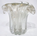 Belíssimo e clássico vaso em vidro artístico de Murano design dito Napoleão de linda tonalidade, feitio gomado com bolhas, pó de ouro espalhado e linda borda. Itália século XX. Perfeito estado de conservação. Mede 13,5 cm de altura x 14,0 cm de comprimento x 11,0 cm de largura.