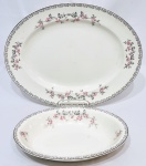 J&G MEAKIN, INGLATERRA - Lindíssimo e clássico lote composto por uma saladeira oval funda e uma travessa rasa oval, ambas executadas finamente em antiga faiança de excelente qualidade e manufatura. Adornadas por riquíssimo motivo floral. Perfeito estado de conservação. Saladeira mede 4,5 cm de altura x 26,0 cm de comprimento x 19,5 cm de largura. Travessa mede 36,0 x 28,0 cm.