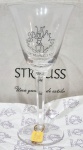 STRAUSS, GOLD COLLECTION - Lindíssimo e charmoso jogo de 6 taças para vinho tinto, executadas finamente á mão em cristal de excelente qualidade e manufatura nacional. Adornadas por riquíssima lapidação facetada em relevo nas hastes, tonalidade translúcida. Perfeito estado de conservação, acondicionadas em caixa original. Medem 17,0 cm de altura x 8,0 cm de diâmetro da borda cada. OBS: FORMA CONJUNTO COM OS LOTES Nº 738, 739, 740, 741 E 742.