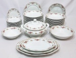 PORCELANA SCHMIDT - Lindíssimo e charmoso aparelho de jantar e sobremesa, peças executadas finamente em porcelana de ótima qualidade e manufatura, adornadas por belíssima ornamentação floral e riquíssimos filetes. Composto por 12 pratos rasos para jantar, 12 pratos fundos para sopa, 10 pratos rasos para sobremesa, 03 travessas ovais, 01 sopeira e 02 bowls. Perfeito estado de conservação. Sopeira mede 18,5 cm de altura x 30,0 cm de alça á alça. Pratos para jantar medem 25,0 cm de diâmetro. Travessa maior 25,0 x 38,0 cm.