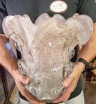MURANO - Magnífico, clássico e grande vaso em vidro artístico de Murano, design clássico de linda tonalidade, feitio gomado rico em movimentos com bolhas e pó de ouro, bela borda. Perfeito estado de conservação, Mede 32,5 cm de altura x 30,0 cm de largura da borda aproximadamente.