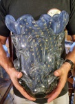 MURANO - Magnífico, clássico e grandioso vaso em vidro artístico de Murano, design clássico com rara tonalidade, feitio gomado rico em movimentos com bolhas e pó de ouro, bela borda. Perfeito estado de conservação, Mede 35,0 cm de altura x 25,0 cm de largura da borda aproximadamente.