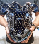 MURANO - Magnífico, clássico e grande vaso em vidro artístico de Murano, design clássico com rara tonalidade, feitio gomado rico em movimentos com bolhas e pó de ouro, bela borda. Perfeito estado de conservação, Mede 29,0 cm de altura x 25,0 cm de largura da borda aproximadamente.
