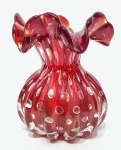 Belíssima e elegante trouxinha, executada em vidro artístico de Murano de excelente qualidade, feitio com bolhas, pó de ouro espalhado e charmosa borda tiotada, linda tonalidade. Perfeito estado de conservação. Mede 15,0 cm de altura x 13,0 cm de largura da borda aproximadamente.