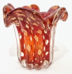 MURANO - Belíssimo vaso em vidro artístico de Murano, design exclusivo de bela tonalidade, feitio gomado com bolhas, pó de ouro espalhado e linda borda tiotada. Perfeito estado de conservação, mede 13,0 cm de altura x 13,0 cm de largura da borda.