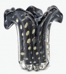 MURANO - Belíssimo vaso em vidro artístico de Murano, design exclusivo de bela tonalidade, feitio gomado com bolhas, pó de ouro espalhado e linda borda tiotada. Perfeito estado de conservação, mede 14,0 cm de altura x 12,5 cm de largura da borda.