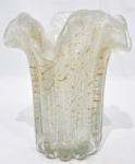 MURANO - Belíssimo vaso em vidro artístico de Murano, design exclusivo de bela tonalidade, feitio gomado com bolhas, pó de ouro espalhado e linda borda tiotada. Perfeito estado de conservação, mede 14,5 cm de altura x 13,0 cm de largura da borda.