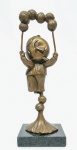 INOS CORRADIN com certificado - ''Equilibrista'' - 47 de 100 - Raríssima e belíssima escultura em bronze patinado de excelente fundição e qualidade escultórica, elegantemente montada sobre base de granito preto. Assinado Inos numerado 47 de 100. Perfeito estado de conservação. Mede 27,5 x 10 x 10 cm. Acompanha certificado de autenticidade emitido pelo artista e registrado em cartório. NOTA: Artista premiado e catalogado.1929 Nasce em 14 de novembro, em Vogogna, Piemonti, Itália. Com alguns meses seus pais transferem-se para Montreaux, Suíça Francesa, onde permanece até os 5 anos de idade. Depois, volta para a Itália, em Castelbado, Província de Padova, terra de seus pais, onde passa a infância e juventude. 1945Estuda pintura com o professor Tardivello. 1947Colabora com o pintor Pendini na execução de um mural alusivo aos mártires da resistência italiana, em Castelbaldo, Padova Itália. 1950Chega ao Brasil, estabelecendo-se em Jundiaí, São Paulo. 1951Conhece o pintor argentino Osvaldo Navarro que dirige o Atelier Cooperativa Politone na Vila Mariana, São Paulo. É convidado a fazer parte do núcleo artístico do qual participam, entre outros, os pintores: Ian Woronieki e Geraldo Trindade Leal e mais cinco pintores. 1952Convidado a participar do II Salão Paulista de arte moderna de São Paulo. 1953Chega a Salvador da Bahia com o pintor Trindade Leal. Conhece o grupo artístico baiano da época: Mário Cravo Júnior, Rubens Valentin, Aguinaldo dos Santos, Caribè, Raimundo de Oliveira, Pancetti, Jenner Augusto, Wilson Rocha e Mirabeau Sampaio, o crítico Wilson Rocha e o cantor e compositor Dorival Caymmi. 1954Convidado a participar do Salão Nacional de Arte Moderna do Rio de Janeiro.Osvaldo Gil Navarro o convida a participar da equipe de cenógrafos do Ballet do IV Centenário de São Paulo. Executa cenários para ballet e peças teatrais para Rugero Giacobbi e Aldo Cravo.1955Continua ativo como cenógrafo. 1957Começa uma nova fase de sua vida. Chega a Ibiúna, São Paulo, onde pinta e trabalha com os madeireiros que na época tinham na madeira sua principal fonte de economia, de onde extraia madeira para sua pequena fábrica de brinquedos. Nesta cidade, conhece o seu primeiro e mais importante marchand: Américo Reisfeld, que após cessar suas atividades é sucedido por seu genro, o Sr. Josef Bar-Tzion, que o representa em diversas exposições internacionais. 1960Casa-se com Maria Helena Rolin Carmelo com a qual teve três filhos. 1976É representado pela Sra. Carla Surian Albori com exclusividade européia. 1977Faz sua primeira exposição individual na Galeria de Arte André São Paulo, hoje denominada Nova André Galeria, onde trabalhou com exclusividade para André Blau, desde o começo da década de 60. 1979Contratado para pintar um cenário 8 x 11m para o teatro de Rovigo Itália 1990A Prefeitura de Jundiaí adquire 5 obras, com motivos religiosos, que estão expostos no Velório Municipal Adamastor Fernandes. 1993A Prefeitura Municipal de Jundiaí lhe presta uma homenagem pelos seus 40 Anos de Pintura, organizando uma exposição retrospectiva no Paço Municipal Nova Jundiaí, com obras emprestadas por inúmeros colecionadores. 1997Lança o livro La Visione Incantata na Nova André Galeria, em S.Paulo, com uma exposição. (livro lançado simultaneamente no Brasil e na Europa), lançado por Edas Edizioni DArte Surian. 2001Lança seu livro Venticinque Anni di mostre in Europa, lançado por Edas Edizioni DArte Surian. 2002A Companhia Italiana Costa Navegações lança ao mar o navio Costa Atlântica em Veneza e o contrata para decorar suas cabines com 800 serigrafias e 42 óleos sobre tela.Passa a fazer parte dos anais da Câmara Federal com discurso feito pelo Deputado Federal André Benassi ressaltando sua importância na pintura no Brasil e exterior. 2004Comemora 50 anos de pintura com uma super exposição no Hotel Intercontinental, na Al.Santos em S.Paulo, onde lançou seu livro 50 Anos de Pintura, editado por Auderi Martins. 2005É solicitado pela Prefeitura Municipal de Jundiaí, através do Prefeito Ary Fossen para criar um selo comemorativo dos 350 anos da cidade. Este selo também foi lançado pela Empresa Brasileira de Correios e Telégrafos. 2006É homenageado pela Associação Terapêutica de Estimulação Auditiva e Linguagem - ATEAL, juntamente com a Prefeitura Municipal de Jundiaí, em função de sua benemerência com as crianças assistidas dessa ONG, que inclusive reproduziram de forma singular algumas de suas obras. 2007Pinta o óleo sobre tela Tributo à Serra do Japi (l,80 x 9,00m), cuja réplica transformada num painel de 9,00 e 4,5 metros, encontra-se em exposição permanente na Rodoviária de Jundiaí, a convite do Prefeito Ary Fossen. 2008Lançamento do documentário INOS que traça um panorama de sua vida artística nos seus 56 anos de carreira, bem como curiosidades de sua vida pessoal. 2009Ano em que Inos completa 80 anos. As comemorações começaram em maio, na Itália, onde ele foi homenageado pela Prefeitura de Padova, através do Prefeito Flavio Zanonato, com uma exposição num Palácio Medieval do século XVI, na Salla della Gran Guardia na Piazza dei Signori.Em setembro, Inos fecha as comemorações com uma grande exposição na Nova André Galeria, onde trabalhou com exclusividade por 30 anos. Inos retorna à sua velha casa, depois de percorrer um longo caminho com mais de 200 exposições internacionais.Ainda em 2009,lança a 2ª edição do livro 50 Anos de Pintura com uma noite de autógrafos na Livraria da Vila, Al.Lorena em S.Paulo; 2010A Prefeitura de Jundiaí, por iniciativa do prefeito, Sr. Miguel Haddad, presta-lhe uma homenagem pelos seus 80 anos com uma exposição de esculturas e fotos de sua carreira ao lado de familiares e celebridades do mundo das artes, da música e da política nacional e internacional. O momento mais emocionante da homenagem foi o espetáculo musical, organizado por sua assessora Sandra Carnio, chamado Um concerto para Inos com músicas que retrataram momentos marcantes da vida do pintor, tendo à frente a cantora Clarina Fasanaro e músicos convidados.A convite do artista Ivald Granato passa a integrar o Grupo dos Onze (G11). O referido grupo é composto de renomados artistas da atualidade, dentre eles Cláudio Tozzi, Mario Gruber, Peticov, entre outros.A escultura O Saxofonista é escolhida para premiar sessenta grandes nomes da indústria musical brasileira no evento Expo Show Business, promovido por Tom Gomes. Dentre os premiados, Dody Serena, empresário do cantor Roberto Carlos, Guto Graça Mello, produtor musical da TV Globo, Marcelo Castello Branco, presidente da gravadora EMI e José Celso Guida, diretor geral da gravadora Biscoito Fino. 2011É homenageado com a exposição Gabinete de Arte Inos Corradin na Câmara Federal Brasília - DF , por ocasião do Momento Itália/Brasil. Inos que chegou ao Brasil na década de 50 é um símbolo da ligação e amizade entre brasileiros e italianos. 2013É homenageado na cidade de Padova - Itália, com o prêmio "Città di Padova 2013" pela sua trajetória artística.