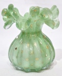 Belíssima e elegante trouxinha, executada em vidro artístico de Murano de excelente qualidade, feitio com bolhas, pó de ouro e charmosa borda, linda tonalidade. Perfeito estado de conservação. Mede 14,5 cm de altura x 13 cm de largura da borda aproximadamente.