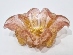 Elegante e belíssimo centro de mesa executado finamente em vidro artístico de murano de excepcional qualidade, adornado por rico trabalho com moriza em relevo, bolhas e pó de ouro espalhado, elegante borda tiotada em linda tonalidade. Mede 9,0 cm de altura x 15,5 x 15,5 cm de borda aproximadamente. Impecável estado de conservação.
